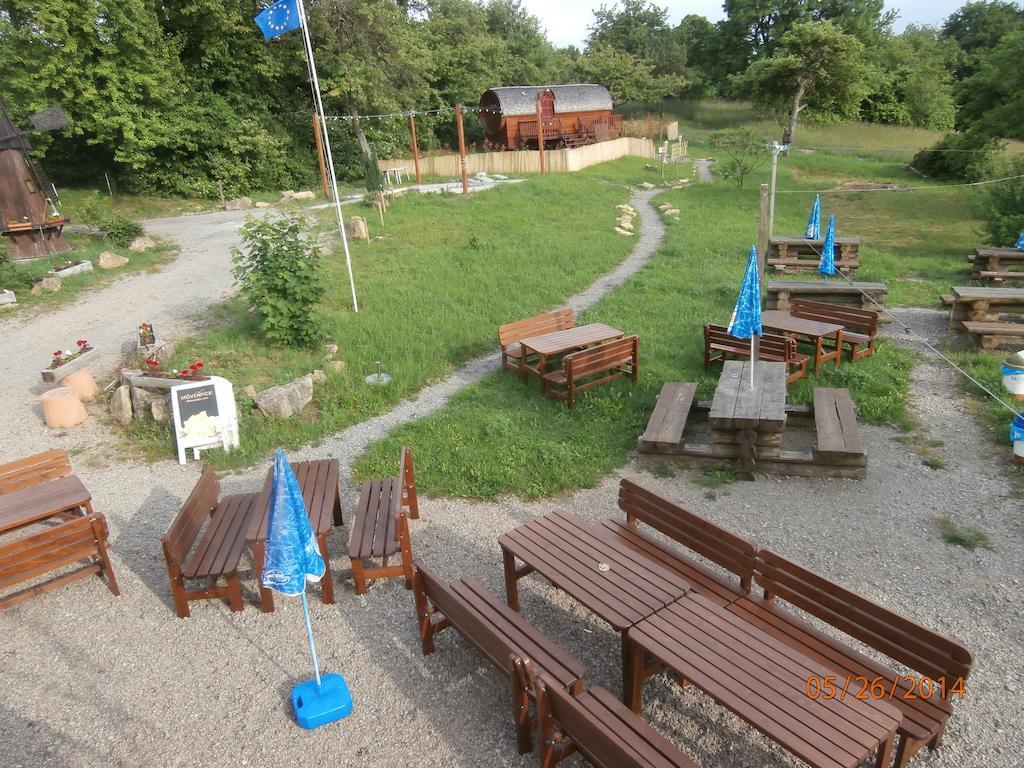 Le Chalet Du Chemin Et Sa Roulotte Berviller-en-Moselle エクステリア 写真